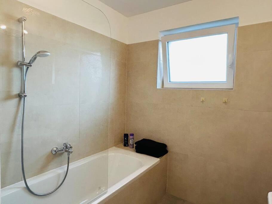 Sunny Modern Apartment With Balcony - Free Parking Wien Exteriör bild